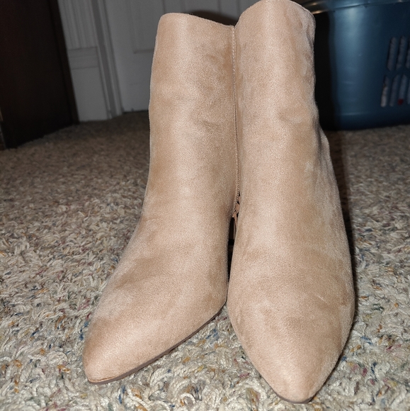 Pink suede ankle boots - Picture 3 of 4